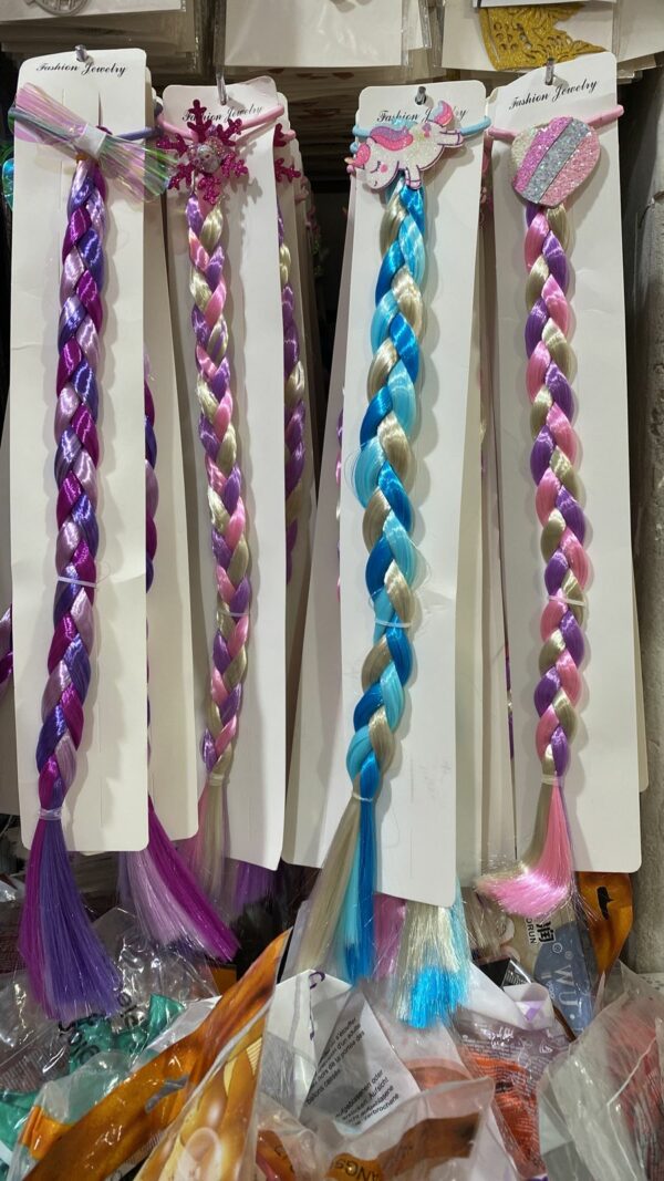 Trenzas de colores con distintas hebillas xunidad